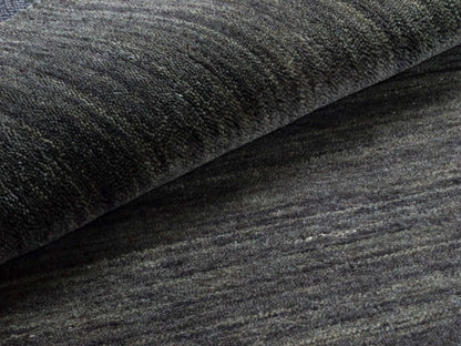 Moderner, Handloom Gabbeh Orientteppich von Khademi aus Wolle, grau. Einfarbiges Uni-Design. Produziert in Indien. Größe: 150x82cm. Teppichnummer: KB4-1533. Verkauf durch Jupiter Intl.