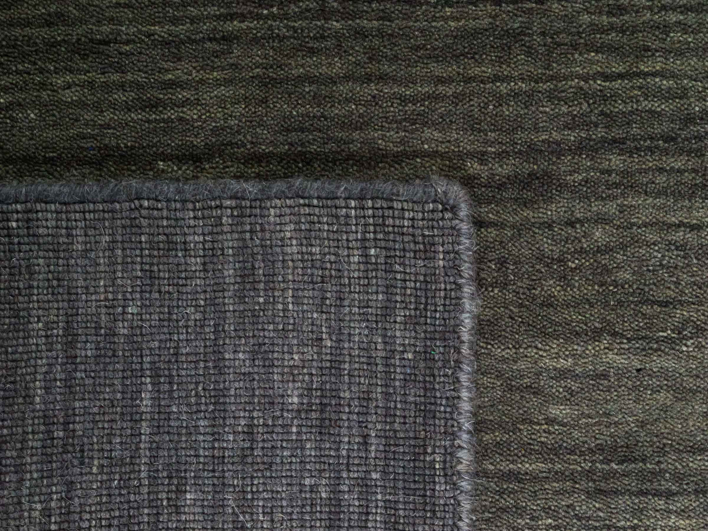 Moderner, Handloom Gabbeh Orientteppich von Khademi aus Wolle, grau. Einfarbiges Uni-Design. Produziert in Indien. Größe: 150x82cm. Teppichnummer: KB4-1533. Verkauf durch Jupiter Intl.