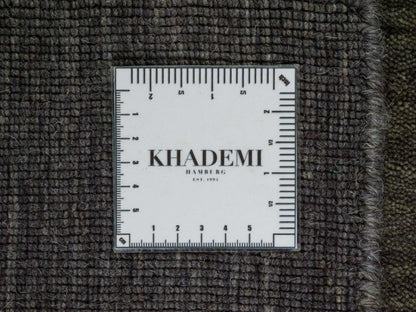 Moderner, Handloom Gabbeh Orientteppich von Khademi aus Wolle, grau. Einfarbiges Uni-Design. Produziert in Indien. Größe: 150x82cm. Teppichnummer: KB4-1533. Verkauf durch Jupiter Intl.