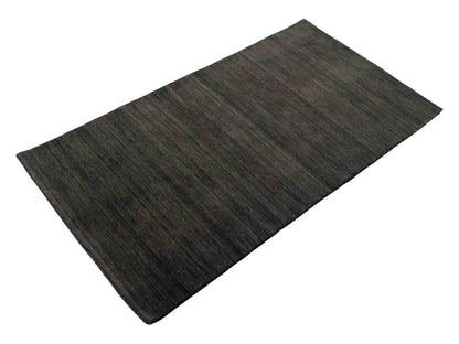 Moderner, Handloom Gabbeh Orientteppich von Khademi aus Wolle, grau. Einfarbiges Uni-Design. Produziert in Indien. Größe: 150x82cm. Teppichnummer: KB4-1533. Verkauf durch Jupiter Intl.