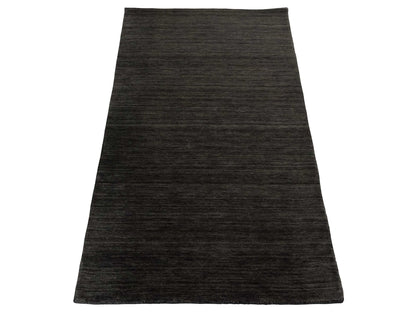 Moderner, Handloom Gabbeh Orientteppich von Khademi aus Wolle, grau. Einfarbiges Uni-Design. Produziert in Indien. Größe: 150x82cm. Teppichnummer: KB4-1533. Verkauf durch Jupiter Intl.