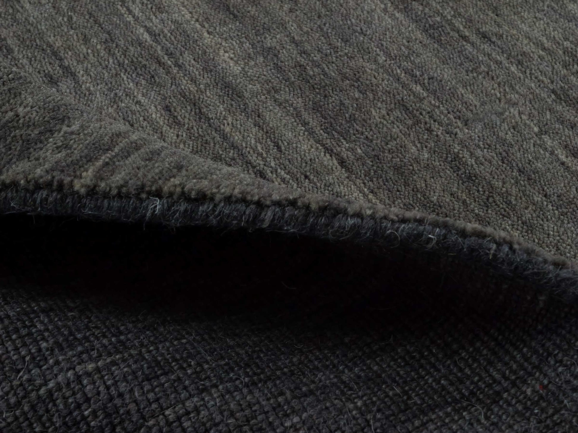 Moderner, Handloom Gabbeh Orientteppich von Khademi aus Wolle, grau. Einfarbiges Uni-Design. Produziert in Indien. Größe: 150x82cm. Teppichnummer: KB4-1533. Verkauf durch Jupiter Intl.