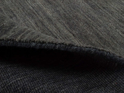 Moderner, Handloom Gabbeh Orientteppich von Khademi aus Wolle, grau. Einfarbiges Uni-Design. Produziert in Indien. Größe: 150x82cm. Teppichnummer: KB4-1533. Verkauf durch Jupiter Intl.