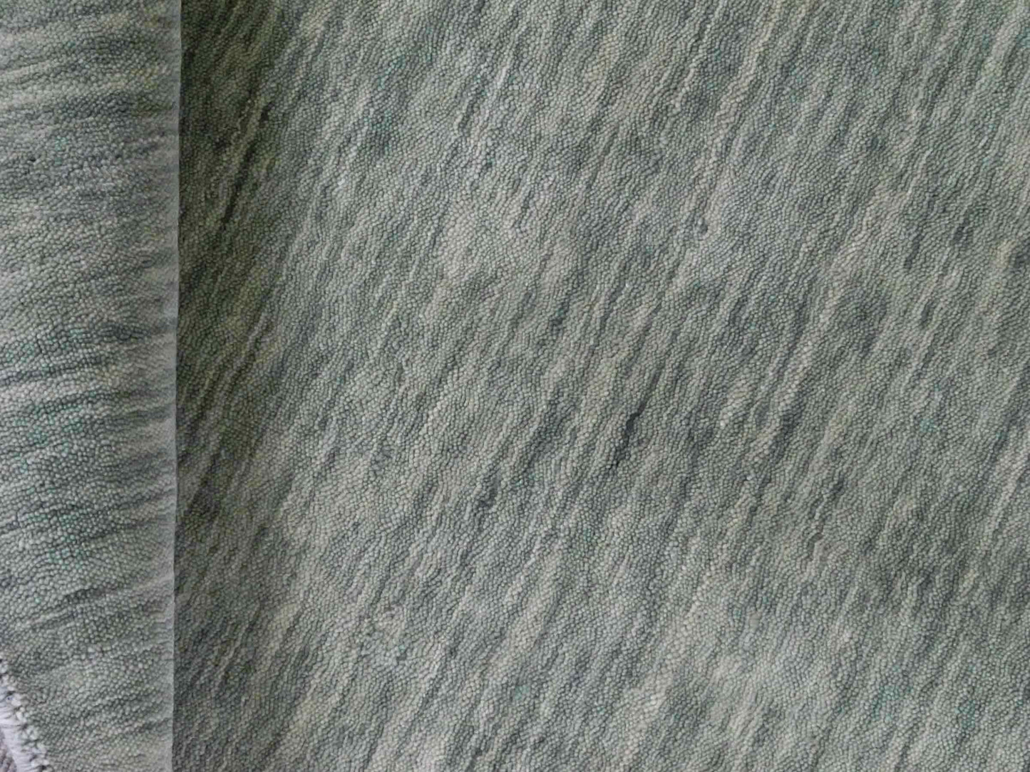 Moderner, Handloom Gabbeh Orientteppich von Khademi aus Wolle, mintgrün. Einfarbiges Uni-Design. Produziert in Indien. Größe: 151x78cm. Teppichnummer: KB4-1565. Verkauf durch Jupiter Intl.