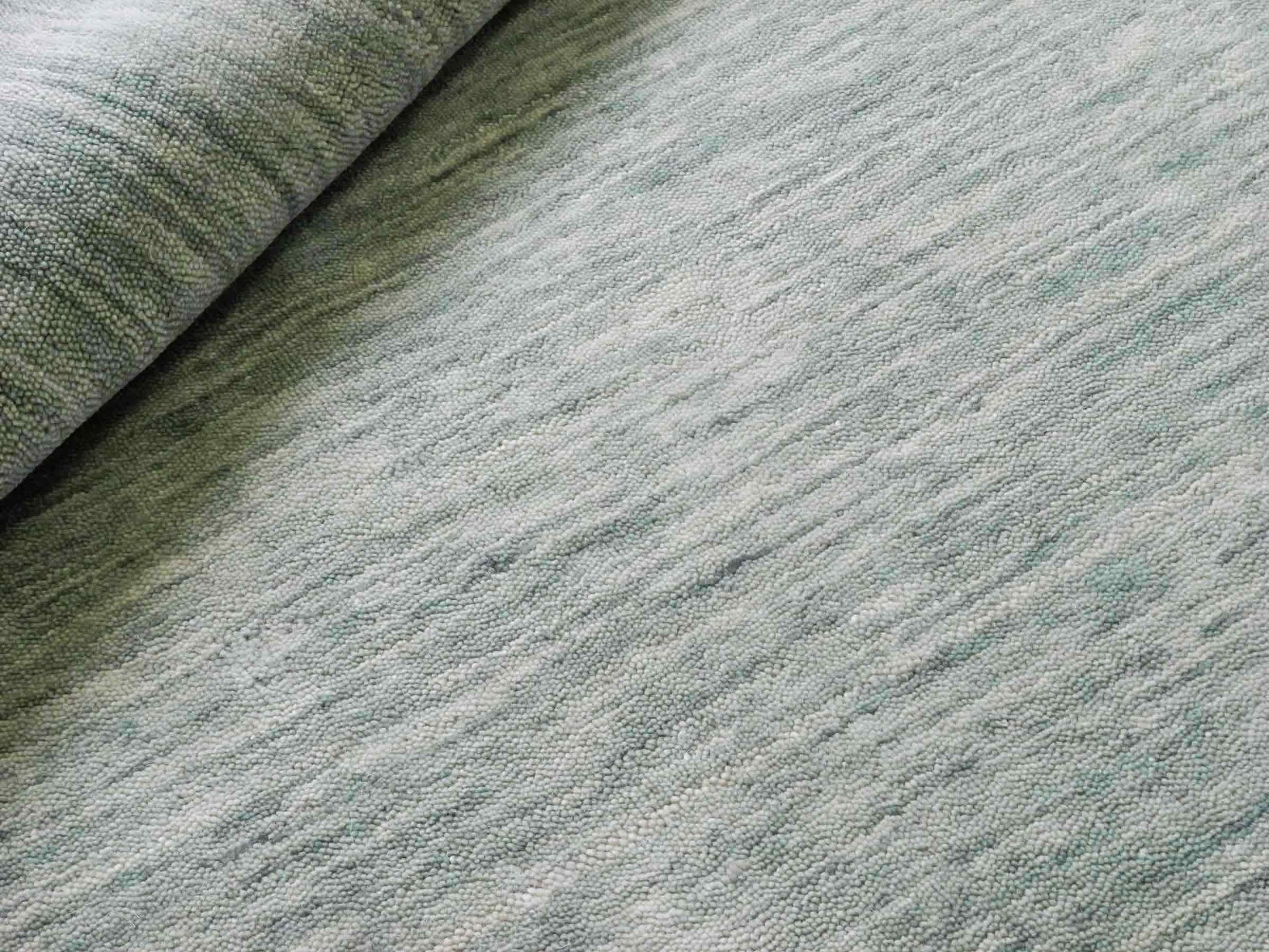 Moderner, Handloom Gabbeh Orientteppich von Khademi aus Wolle, mintgrün. Einfarbiges Uni-Design. Produziert in Indien. Größe: 151x78cm. Teppichnummer: KB4-1565. Verkauf durch Jupiter Intl.