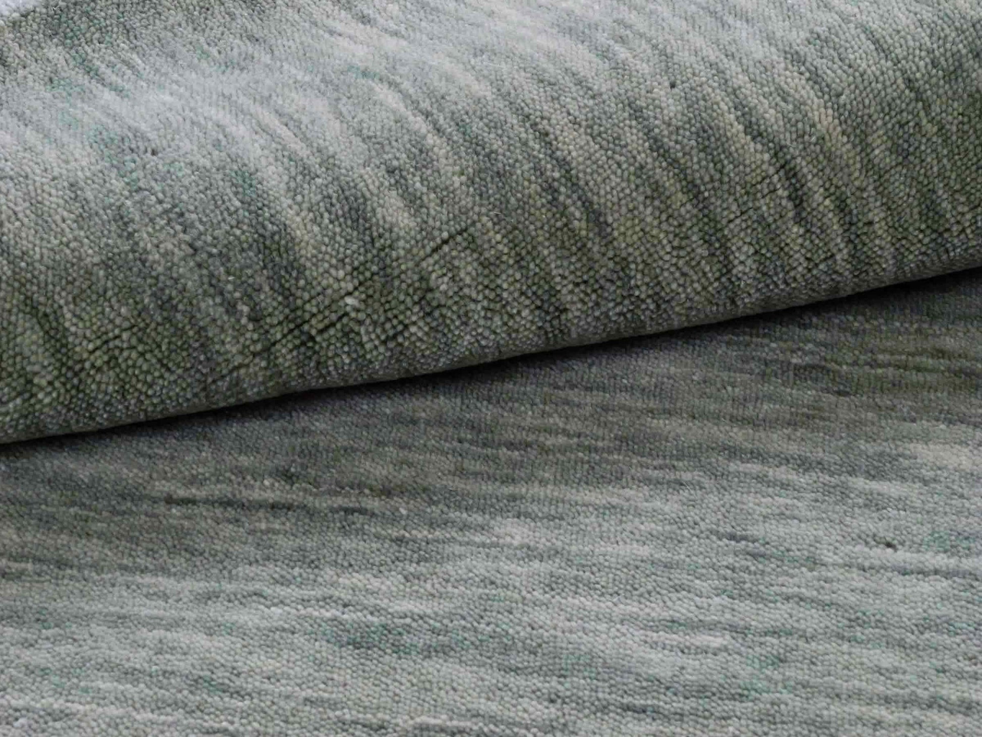 Moderner, Handloom Gabbeh Orientteppich von Khademi aus Wolle, mintgrün. Einfarbiges Uni-Design. Produziert in Indien. Größe: 151x78cm. Teppichnummer: KB4-1565. Verkauf durch Jupiter Intl.