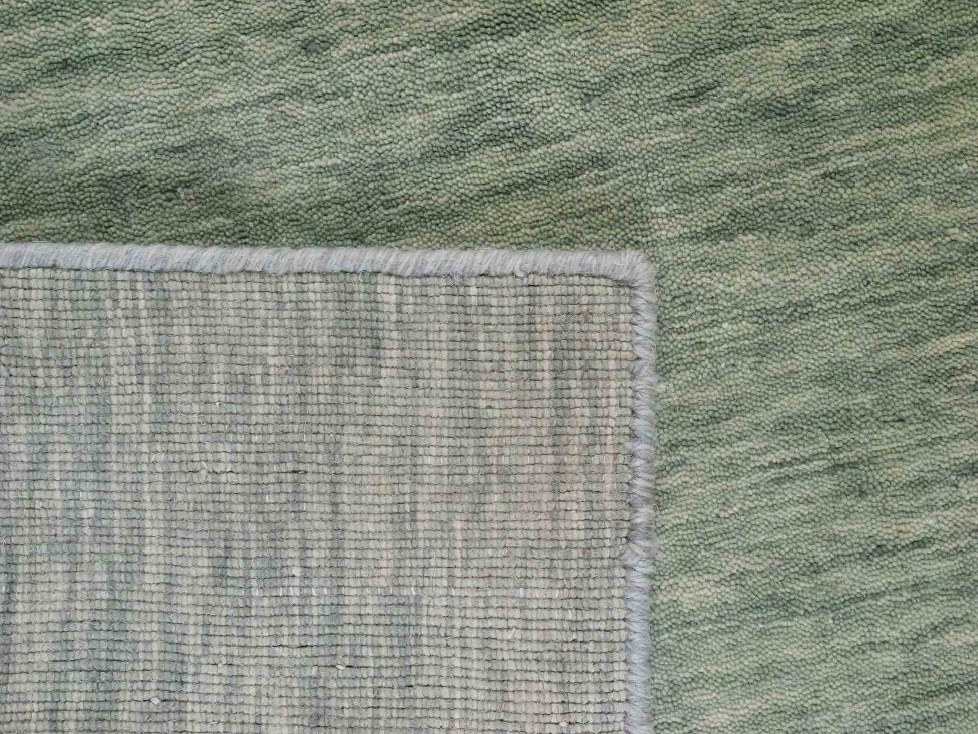 Moderner, Handloom Gabbeh Orientteppich von Khademi aus Wolle, mintgrün. Einfarbiges Uni-Design. Produziert in Indien. Größe: 151x78cm. Teppichnummer: KB4-1565. Verkauf durch Jupiter Intl.