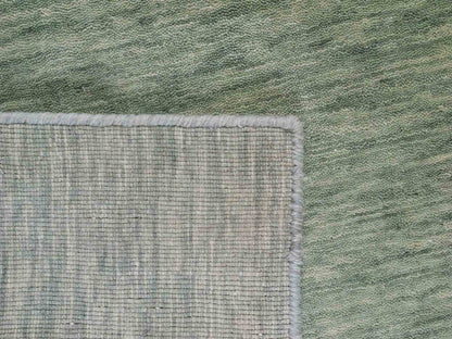 Moderner, Handloom Gabbeh Orientteppich von Khademi aus Wolle, mintgrün. Einfarbiges Uni-Design. Produziert in Indien. Größe: 151x78cm. Teppichnummer: KB4-1565. Verkauf durch Jupiter Intl.