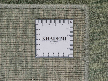 Moderner, Handloom Gabbeh Orientteppich von Khademi aus Wolle, mintgrün. Einfarbiges Uni-Design. Produziert in Indien. Größe: 151x78cm. Teppichnummer: KB4-1565. Verkauf durch Jupiter Intl.