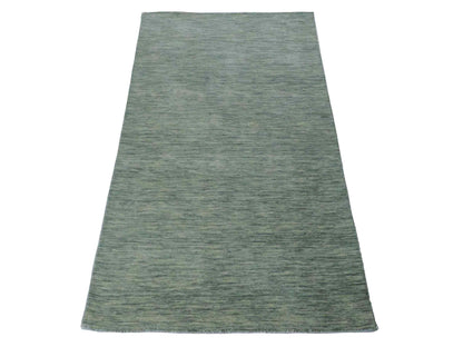 Moderner, Handloom Gabbeh Orientteppich von Khademi aus Wolle, mintgrün. Einfarbiges Uni-Design. Produziert in Indien. Größe: 151x78cm. Teppichnummer: KB4-1565. Verkauf durch Jupiter Intl.