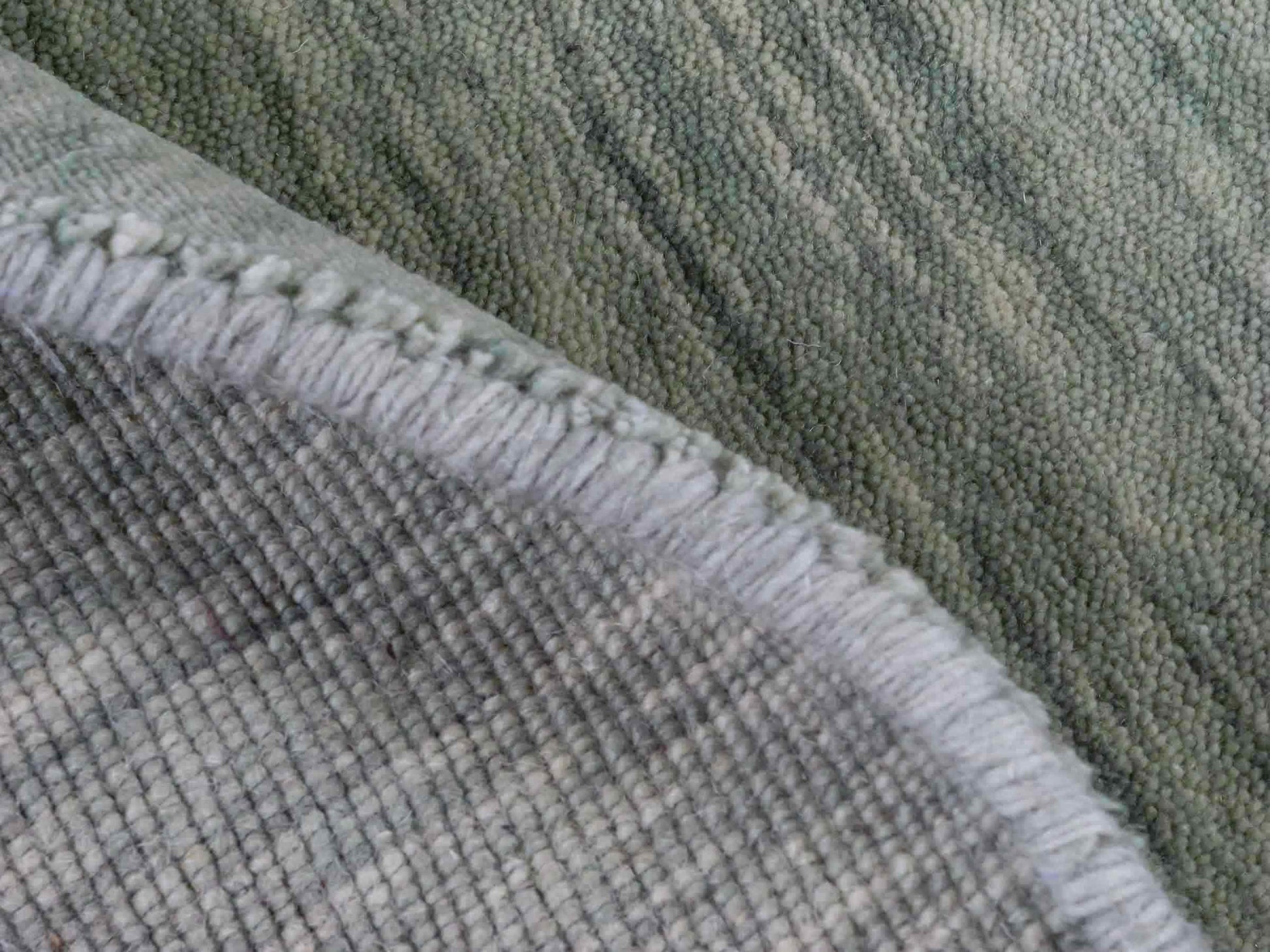 Moderner, Handloom Gabbeh Orientteppich von Khademi aus Wolle, mintgrün. Einfarbiges Uni-Design. Produziert in Indien. Größe: 151x78cm. Teppichnummer: KB4-1565. Verkauf durch Jupiter Intl.