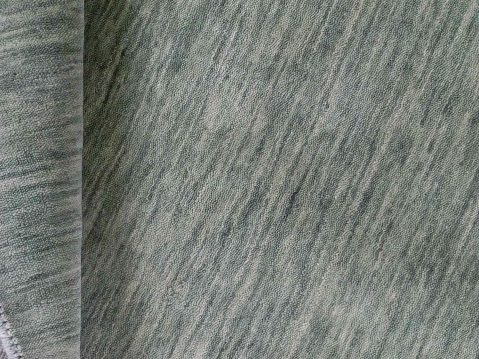 Moderner, Handloom Gabbeh Orientteppich von Khademi aus Wolle, mintgrün. Einfarbiges Uni-Design. Produziert in Indien. Größe: 151x80cm. Teppichnummer: KB4-1564. Verkauf durch Jupiter Intl.