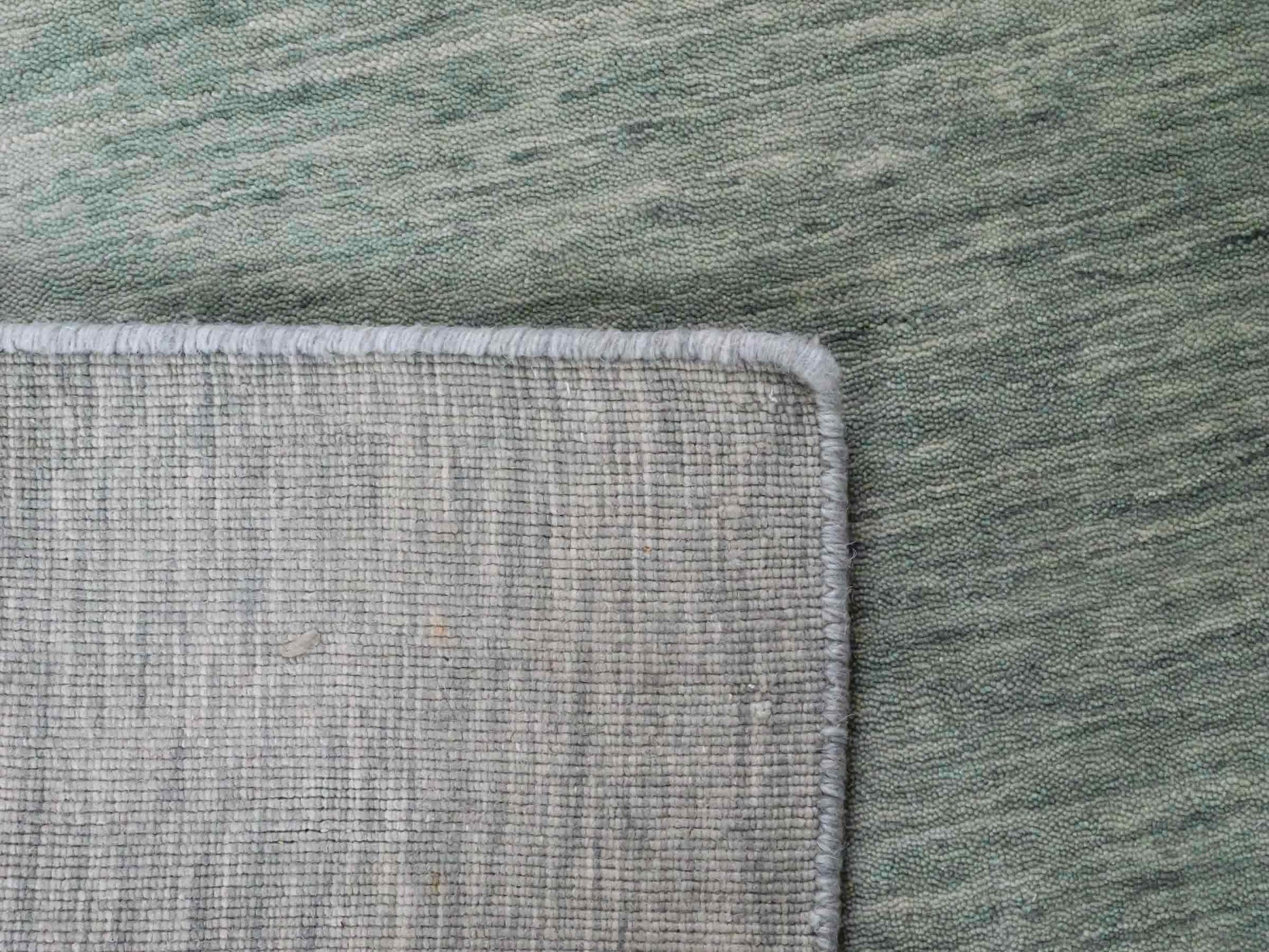 Moderner, Handloom Gabbeh Orientteppich von Khademi aus Wolle, mintgrün. Einfarbiges Uni-Design. Produziert in Indien. Größe: 151x80cm. Teppichnummer: KB4-1564. Verkauf durch Jupiter Intl.