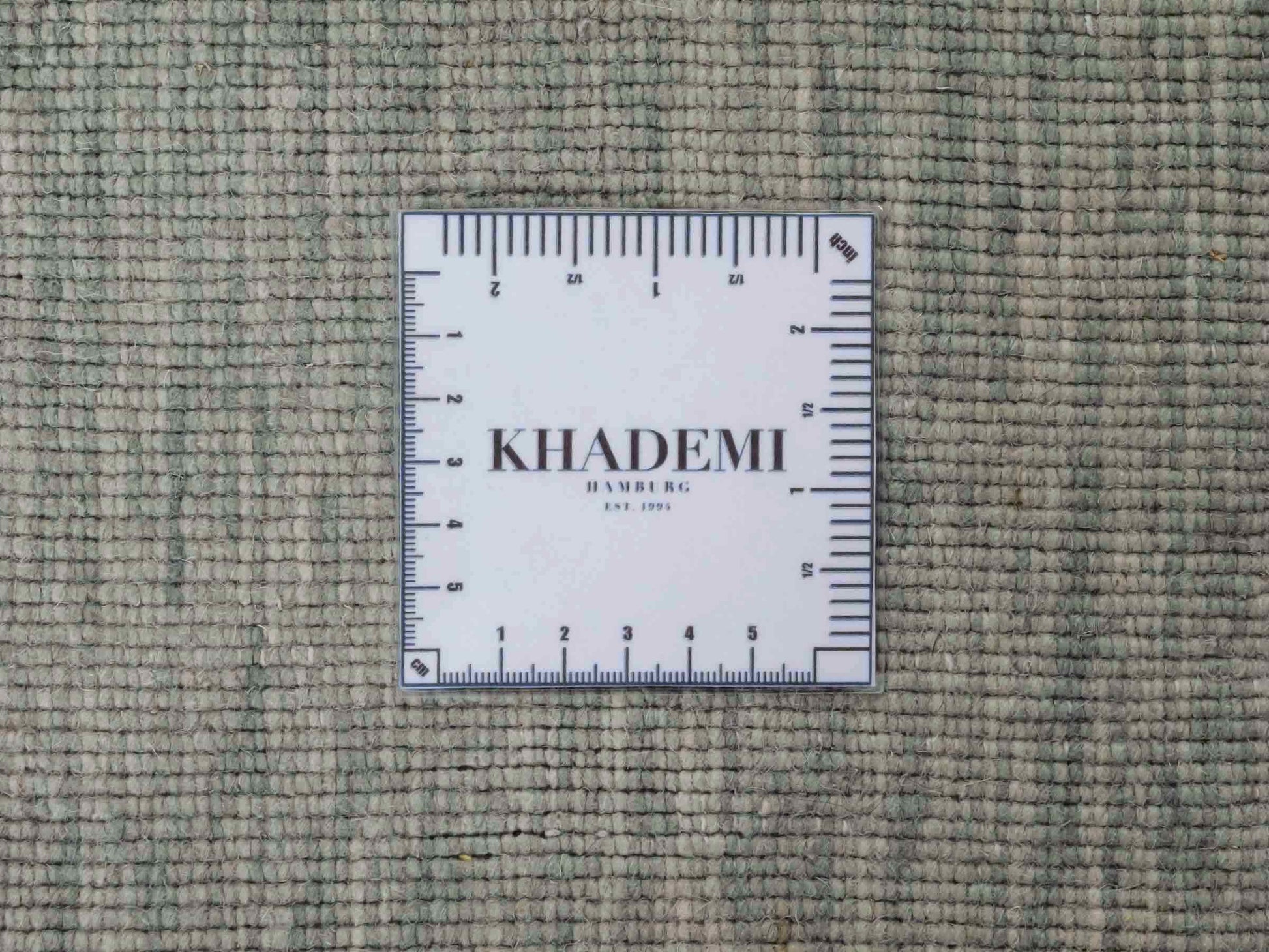 Moderner, Handloom Gabbeh Orientteppich von Khademi aus Wolle, mintgrün. Einfarbiges Uni-Design. Produziert in Indien. Größe: 151x80cm. Teppichnummer: KB4-1564. Verkauf durch Jupiter Intl.