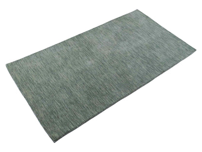 Moderner, Handloom Gabbeh Orientteppich von Khademi aus Wolle, mintgrün. Einfarbiges Uni-Design. Produziert in Indien. Größe: 151x80cm. Teppichnummer: KB4-1564. Verkauf durch Jupiter Intl.