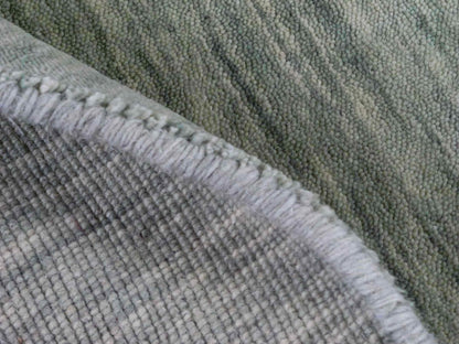 Moderner, Handloom Gabbeh Orientteppich von Khademi aus Wolle, mintgrün. Einfarbiges Uni-Design. Produziert in Indien. Größe: 151x80cm. Teppichnummer: KB4-1564. Verkauf durch Jupiter Intl.