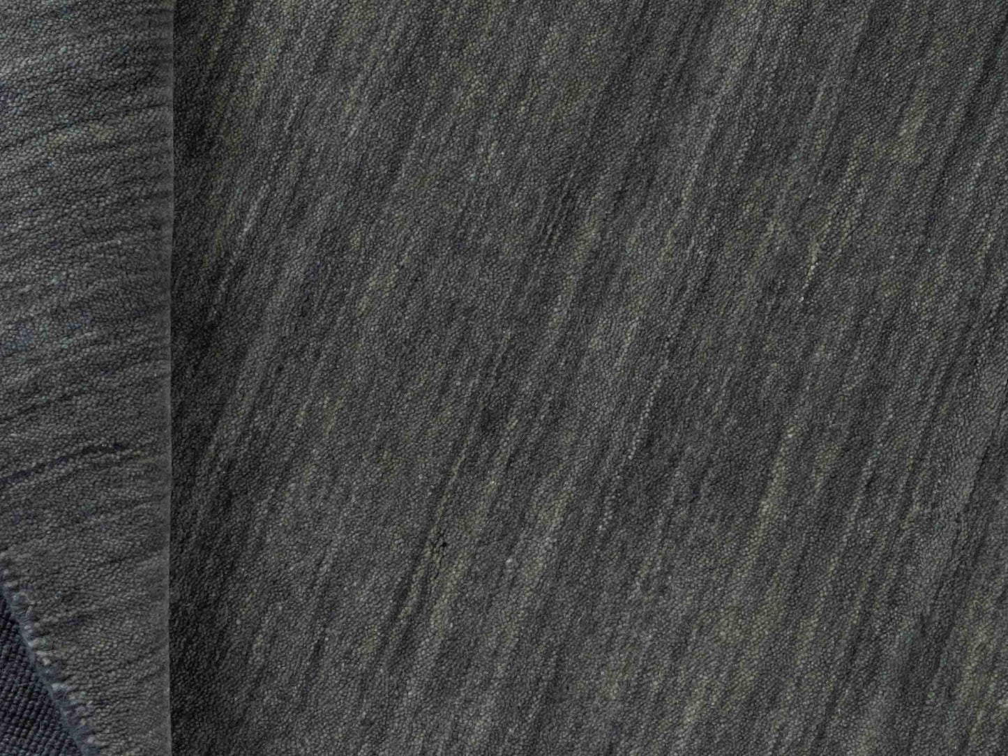 Moderner, Handloom Gabbeh Orientteppich von Khademi aus Wolle, grau. Einfarbiges Uni-Design. Produziert in Indien. Größe: 153x83cm. Teppichnummer: KB4-1534. Verkauf durch Jupiter Intl.