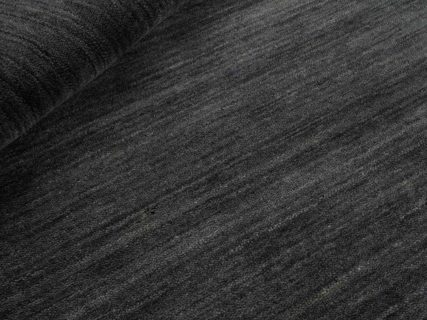 Moderner, Handloom Gabbeh Orientteppich von Khademi aus Wolle, grau. Einfarbiges Uni-Design. Produziert in Indien. Größe: 153x83cm. Teppichnummer: KB4-1534. Verkauf durch Jupiter Intl.