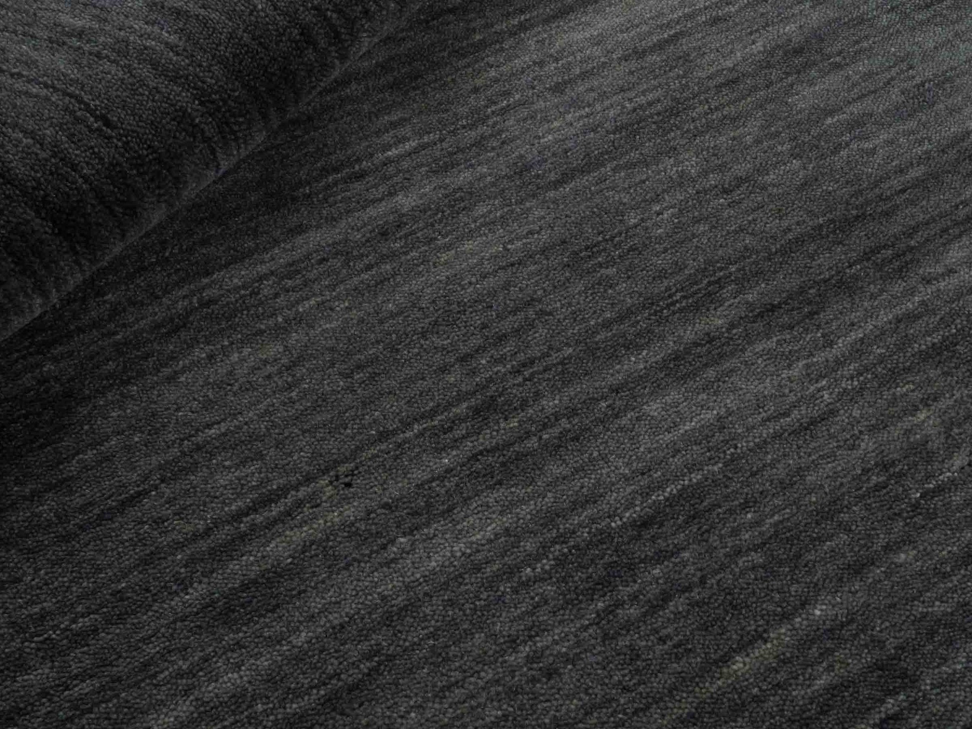 Moderner, Handloom Gabbeh Orientteppich von Khademi aus Wolle, grau. Einfarbiges Uni-Design. Produziert in Indien. Größe: 153x83cm. Teppichnummer: KB4-1534. Verkauf durch Jupiter Intl.