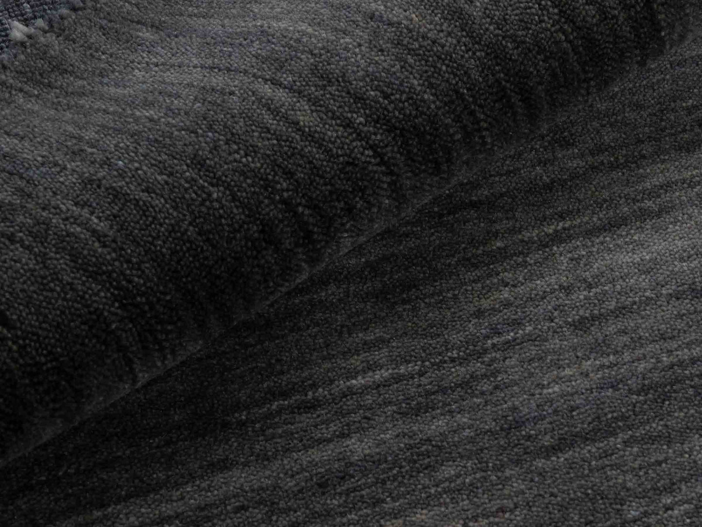 Moderner, Handloom Gabbeh Orientteppich von Khademi aus Wolle, grau. Einfarbiges Uni-Design. Produziert in Indien. Größe: 153x83cm. Teppichnummer: KB4-1534. Verkauf durch Jupiter Intl.