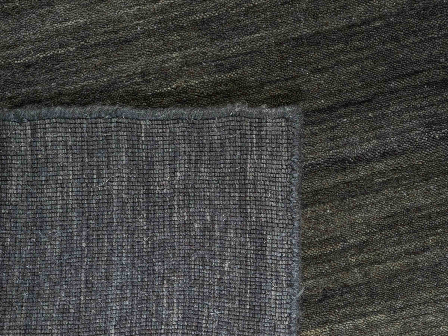 Moderner, Handloom Gabbeh Orientteppich von Khademi aus Wolle, grau. Einfarbiges Uni-Design. Produziert in Indien. Größe: 153x83cm. Teppichnummer: KB4-1534. Verkauf durch Jupiter Intl.