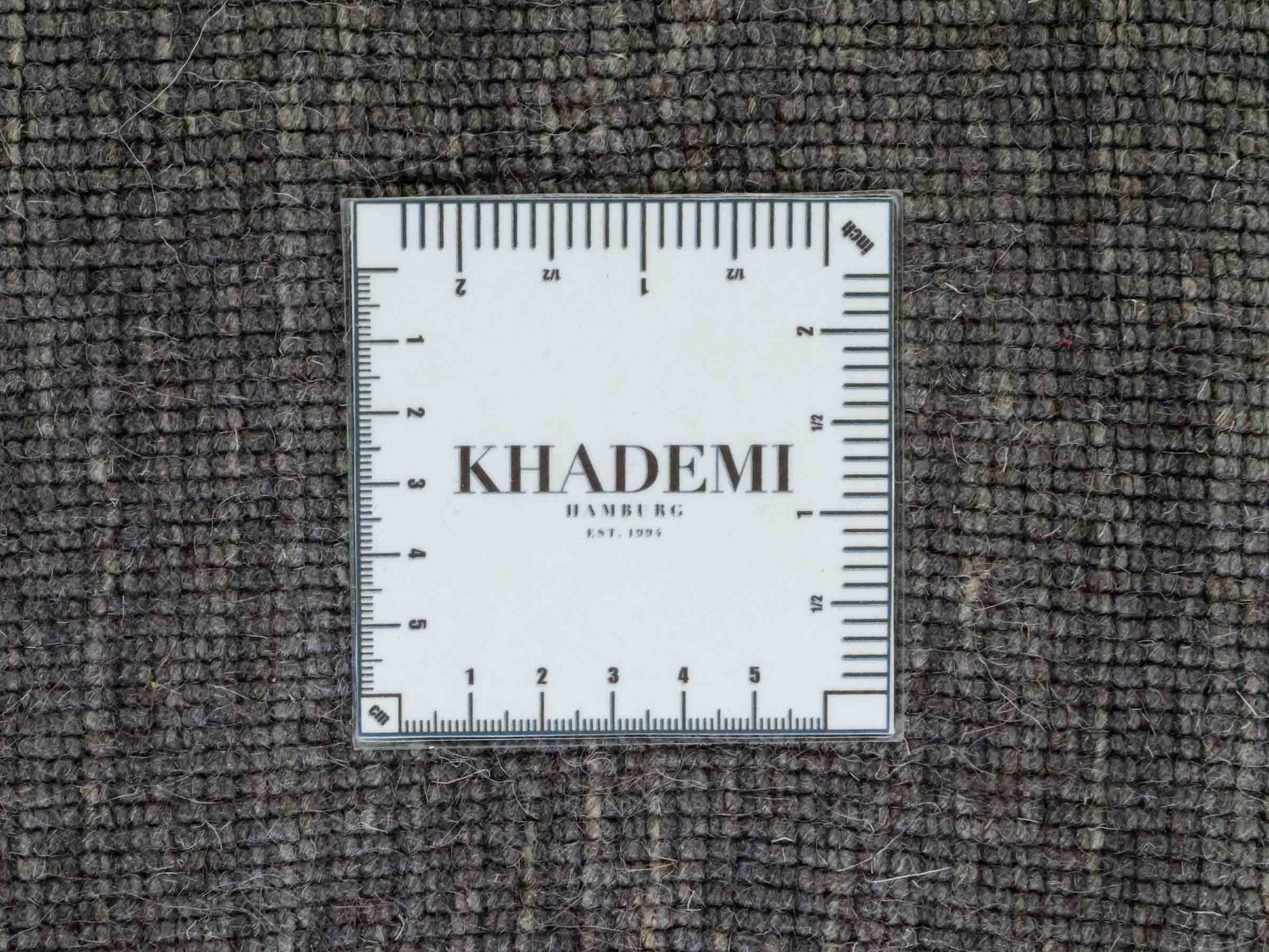 Moderner, Handloom Gabbeh Orientteppich von Khademi aus Wolle, grau. Einfarbiges Uni-Design. Produziert in Indien. Größe: 153x83cm. Teppichnummer: KB4-1534. Verkauf durch Jupiter Intl.