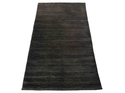 Moderner, Handloom Gabbeh Orientteppich von Khademi aus Wolle, grau. Einfarbiges Uni-Design. Produziert in Indien. Größe: 153x83cm. Teppichnummer: KB4-1534. Verkauf durch Jupiter Intl.