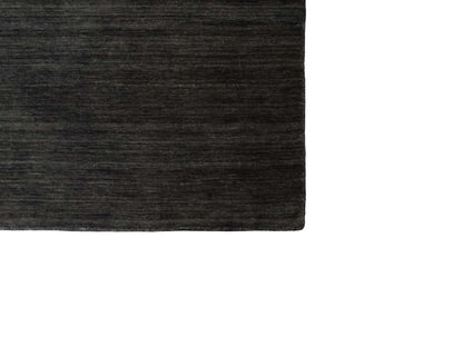 Moderner, Handloom Gabbeh Orientteppich von Khademi aus Wolle, grau. Einfarbiges Uni-Design. Produziert in Indien. Größe: 153x83cm. Teppichnummer: KB4-1534. Verkauf durch Jupiter Intl.