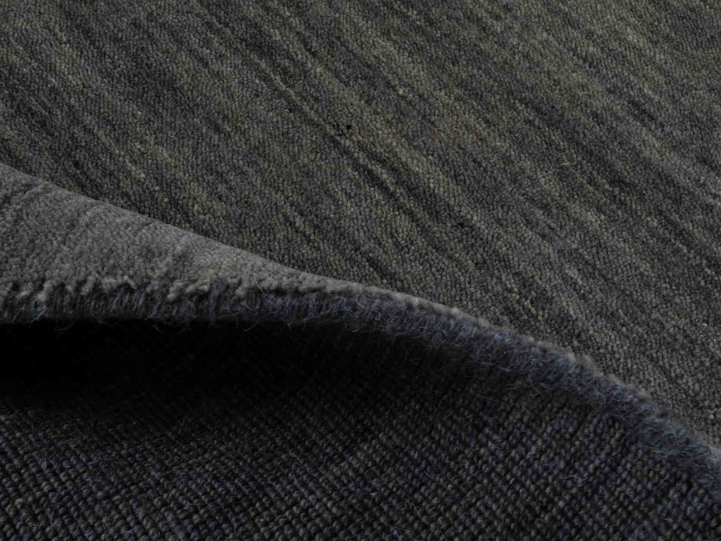 Moderner, Handloom Gabbeh Orientteppich von Khademi aus Wolle, grau. Einfarbiges Uni-Design. Produziert in Indien. Größe: 153x83cm. Teppichnummer: KB4-1534. Verkauf durch Jupiter Intl.