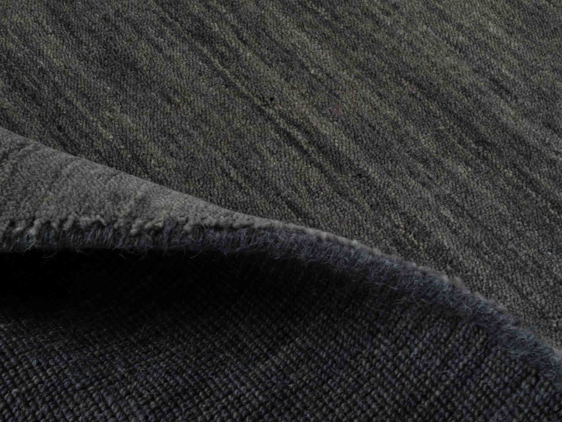 Moderner, Handloom Gabbeh Orientteppich von Khademi aus Wolle, grau. Einfarbiges Uni-Design. Produziert in Indien. Größe: 153x83cm. Teppichnummer: KB4-1534. Verkauf durch Jupiter Intl.