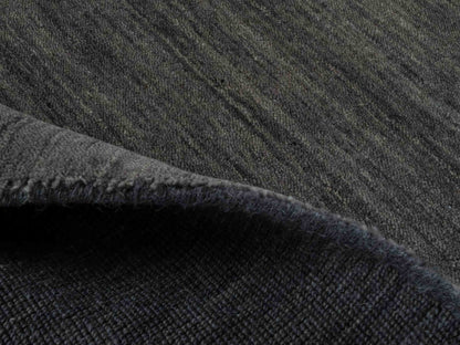 Moderner, Handloom Gabbeh Orientteppich von Khademi aus Wolle, grau. Einfarbiges Uni-Design. Produziert in Indien. Größe: 153x83cm. Teppichnummer: KB4-1534. Verkauf durch Jupiter Intl.