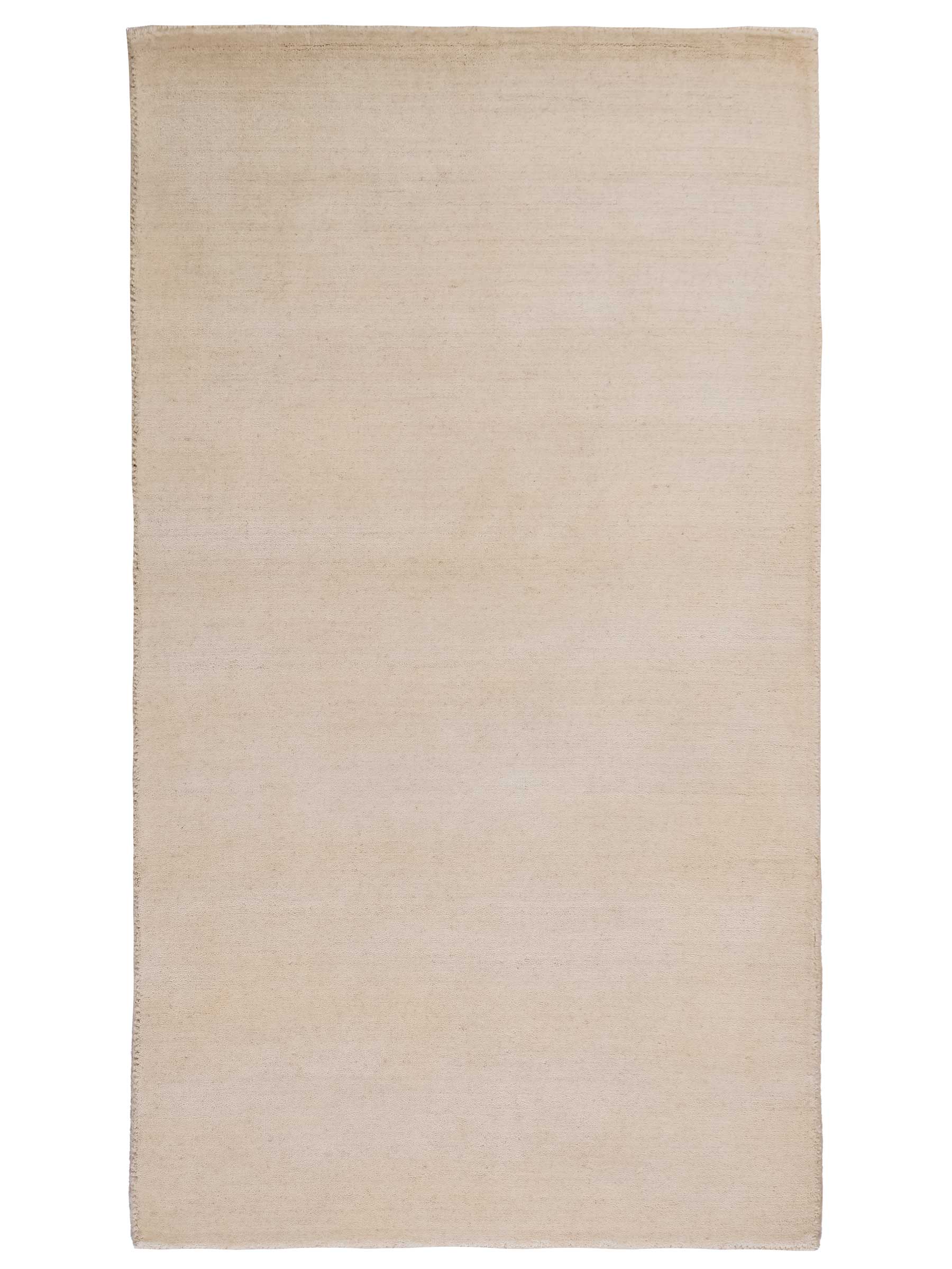 Moderner, Handloom Gabbeh Orientteppich von Khademi aus Wolle, cremeweiß. Einfarbiges Uni-Design. Produziert in Indien. Größe: 155x82cm. Teppichnummer: KB4-1563. Verkauf durch Jupiter Intl.