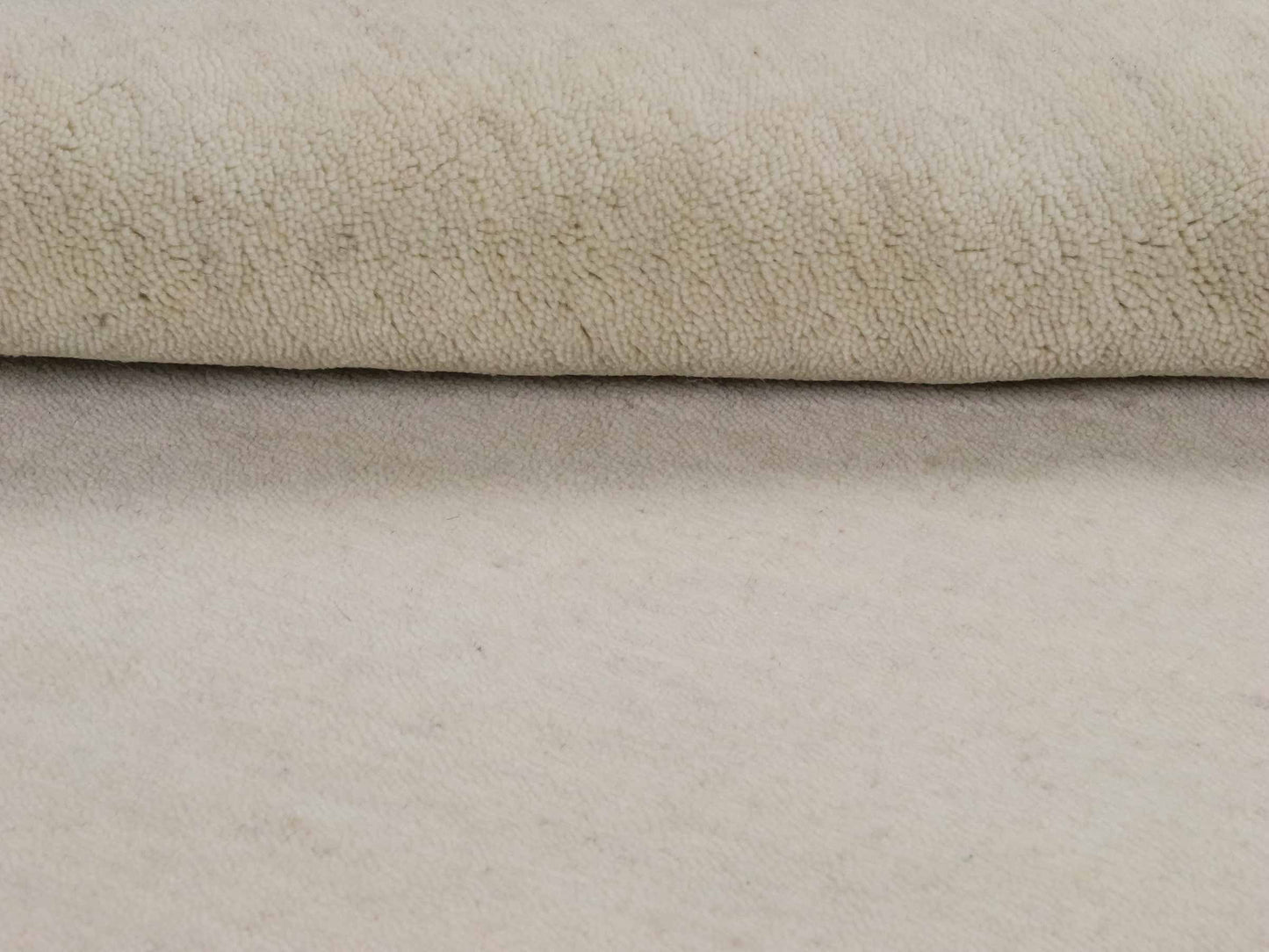 Moderner, Handloom Gabbeh Orientteppich von Khademi aus Wolle, cremeweiß. Einfarbiges Uni-Design. Produziert in Indien. Größe: 155x82cm. Teppichnummer: KB4-1563. Verkauf durch Jupiter Intl.