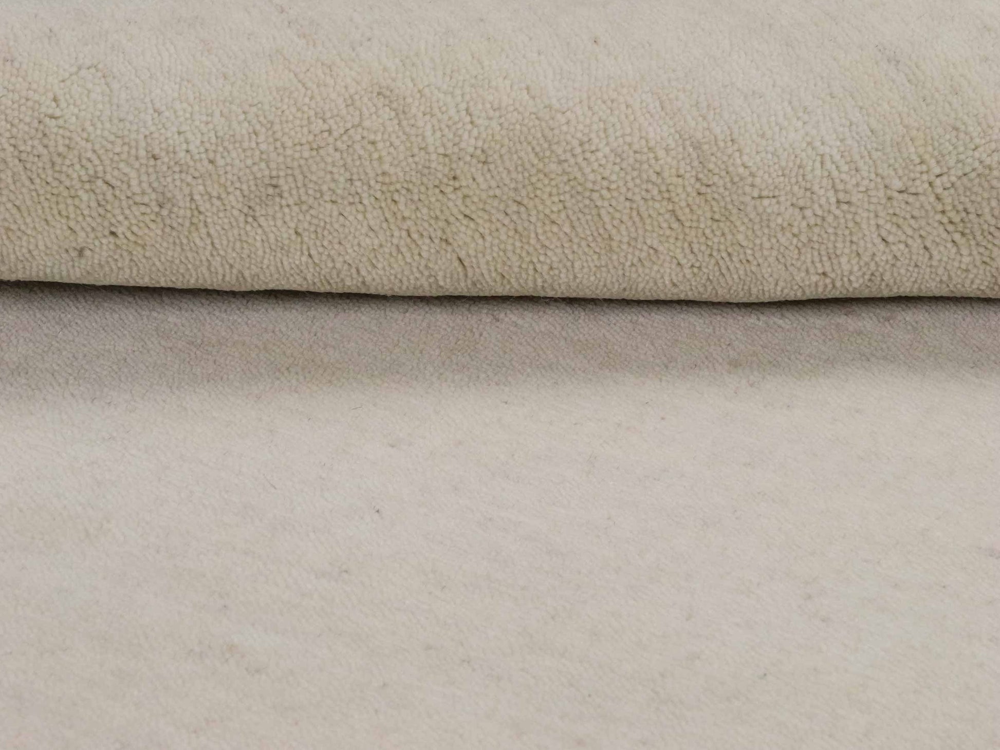 Moderner, Handloom Gabbeh Orientteppich von Khademi aus Wolle, cremeweiß. Einfarbiges Uni-Design. Produziert in Indien. Größe: 155x82cm. Teppichnummer: KB4-1563. Verkauf durch Jupiter Intl.