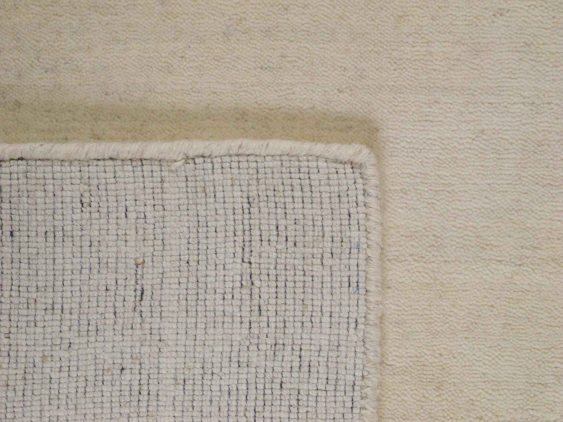 Moderner, Handloom Gabbeh Orientteppich von Khademi aus Wolle, cremeweiß. Einfarbiges Uni-Design. Produziert in Indien. Größe: 155x82cm. Teppichnummer: KB4-1563. Verkauf durch Jupiter Intl.