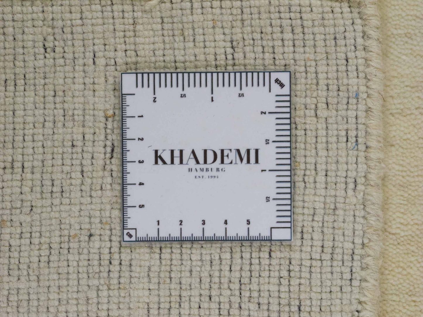 Moderner, Handloom Gabbeh Orientteppich von Khademi aus Wolle, cremeweiß. Einfarbiges Uni-Design. Produziert in Indien. Größe: 155x82cm. Teppichnummer: KB4-1563. Verkauf durch Jupiter Intl.