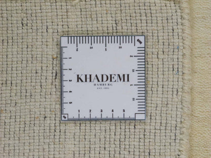 Moderner, Handloom Gabbeh Orientteppich von Khademi aus Wolle, cremeweiß. Einfarbiges Uni-Design. Produziert in Indien. Größe: 155x82cm. Teppichnummer: KB4-1563. Verkauf durch Jupiter Intl.