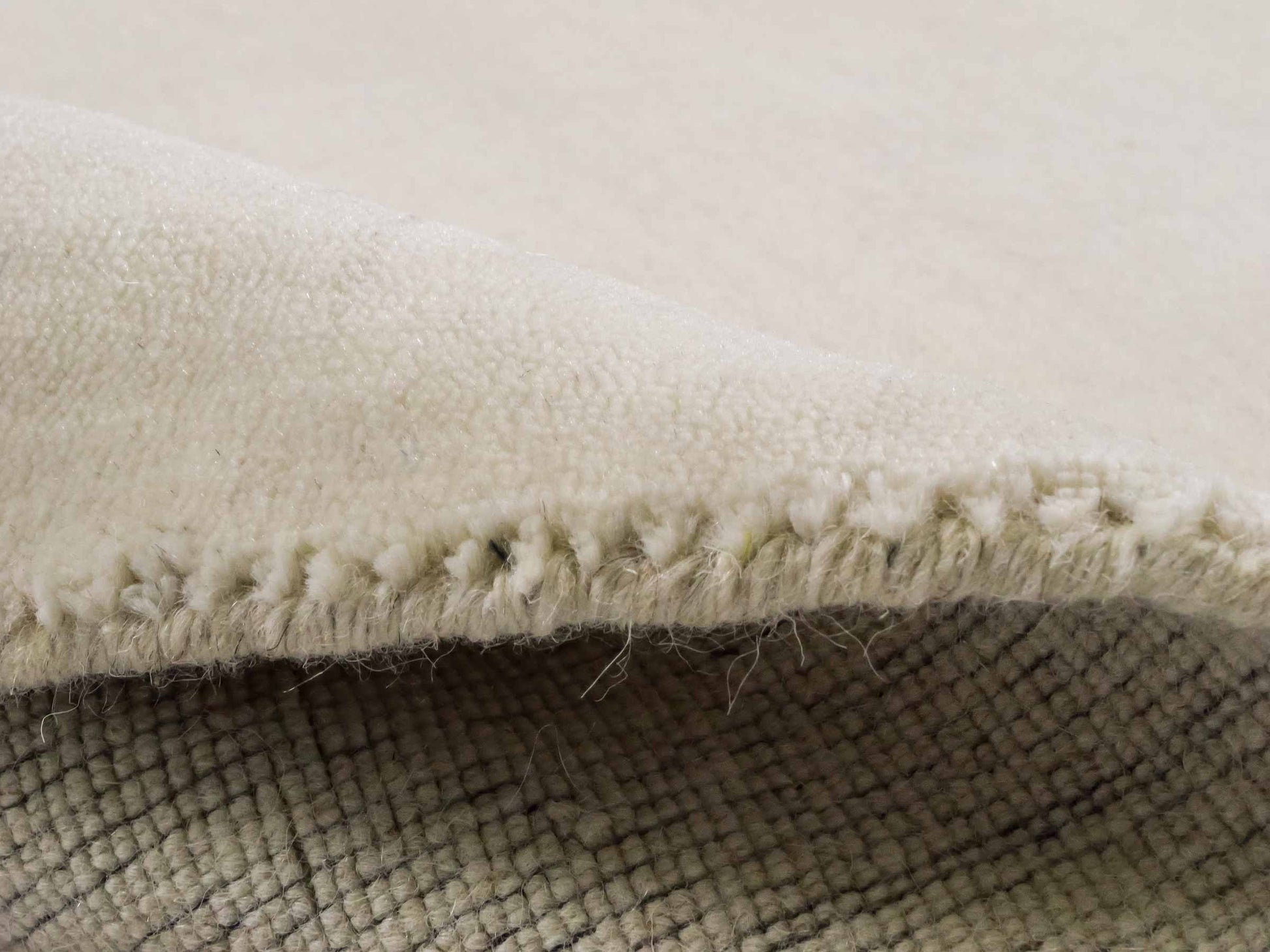 Moderner, Handloom Gabbeh Orientteppich von Khademi aus Wolle, cremeweiß. Einfarbiges Uni-Design. Produziert in Indien. Größe: 155x82cm. Teppichnummer: KB4-1563. Verkauf durch Jupiter Intl.