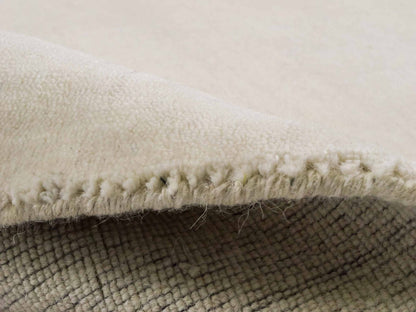 Moderner, Handloom Gabbeh Orientteppich von Khademi aus Wolle, cremeweiß. Einfarbiges Uni-Design. Produziert in Indien. Größe: 155x82cm. Teppichnummer: KB4-1563. Verkauf durch Jupiter Intl.