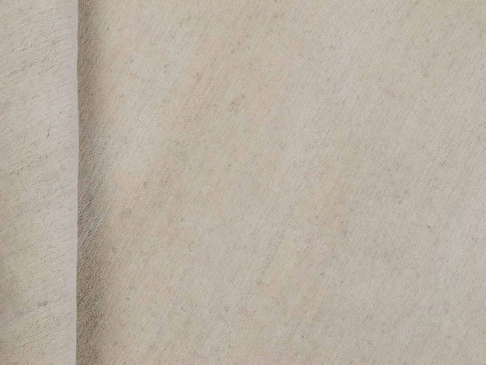 Moderner, Handloom Gabbeh Orientteppich von Khademi aus Wolle, cremeweiß. Einfarbiges Uni-Design. Produziert in Indien. Größe: 155x82cm. Teppichnummer: KB4-1563. Verkauf durch Jupiter Intl.