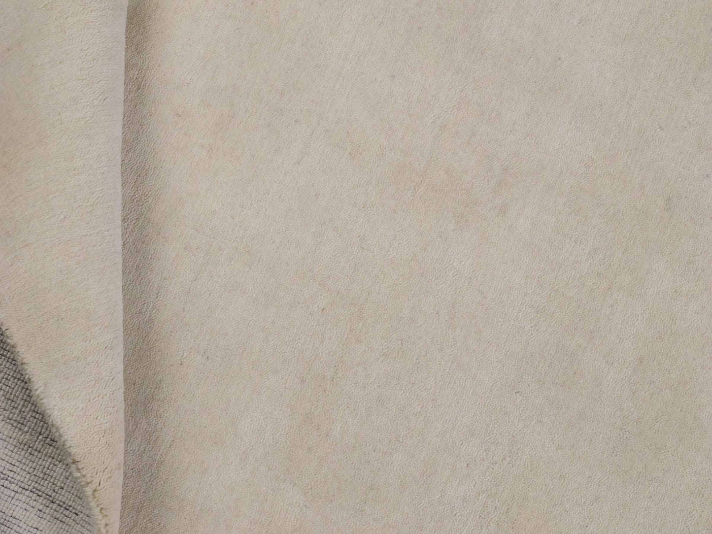 Moderner, Handloom Gabbeh Orientteppich von Khademi aus Wolle, cremeweiß. Einfarbiges Uni-Design. Produziert in Indien. Größe: 156x83cm. Teppichnummer: KB4-1562. Verkauf durch Jupiter Intl.