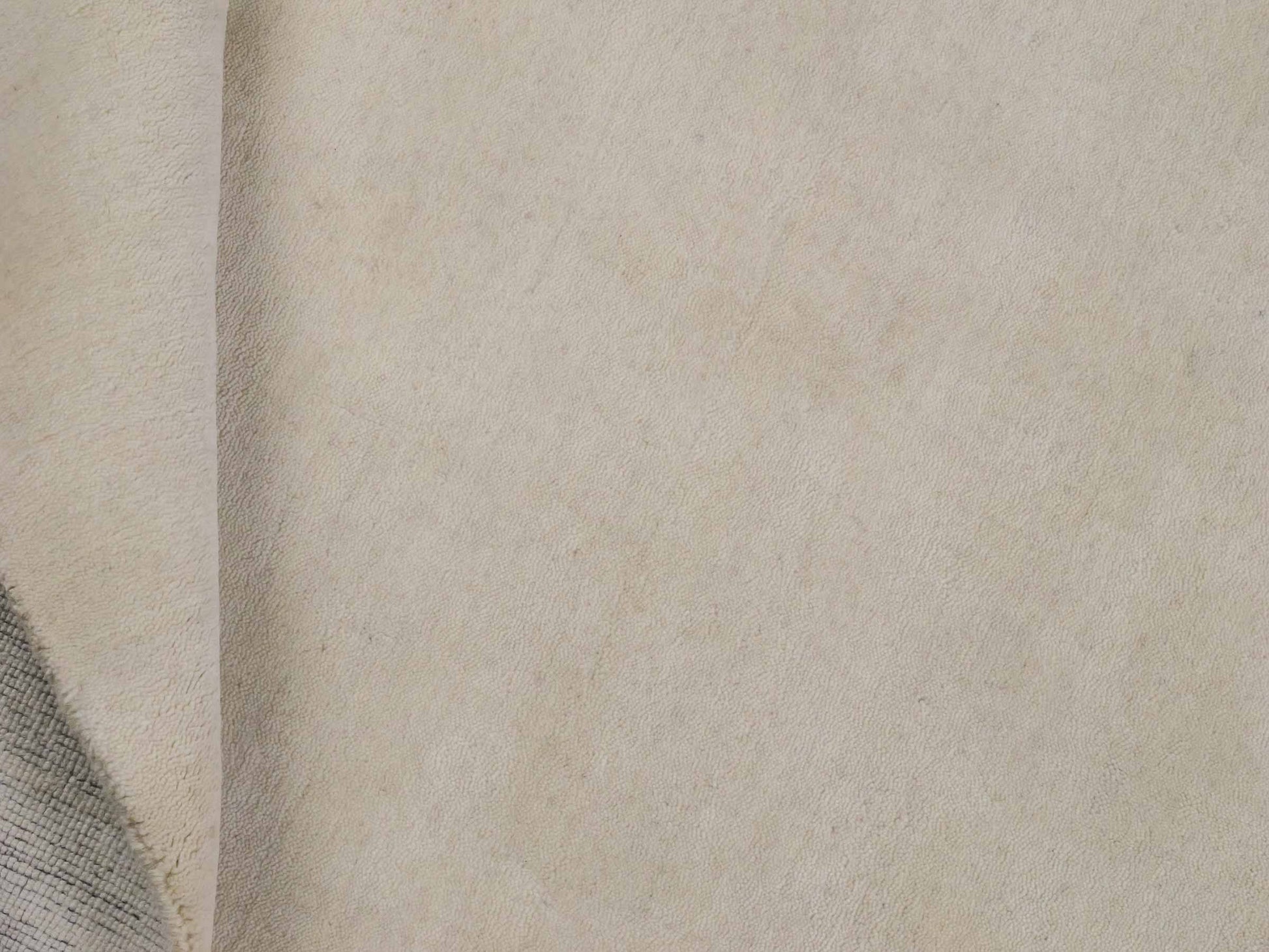 Moderner, Handloom Gabbeh Orientteppich von Khademi aus Wolle, cremeweiß. Einfarbiges Uni-Design. Produziert in Indien. Größe: 156x83cm. Teppichnummer: KB4-1562. Verkauf durch Jupiter Intl.