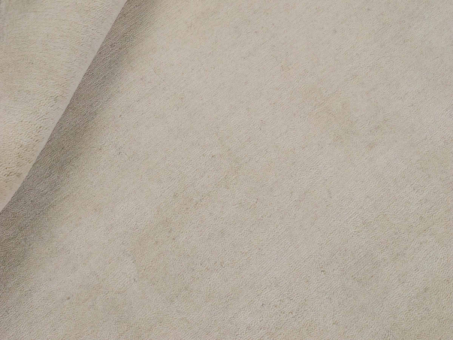 Moderner, Handloom Gabbeh Orientteppich von Khademi aus Wolle, cremeweiß. Einfarbiges Uni-Design. Produziert in Indien. Größe: 156x83cm. Teppichnummer: KB4-1562. Verkauf durch Jupiter Intl.