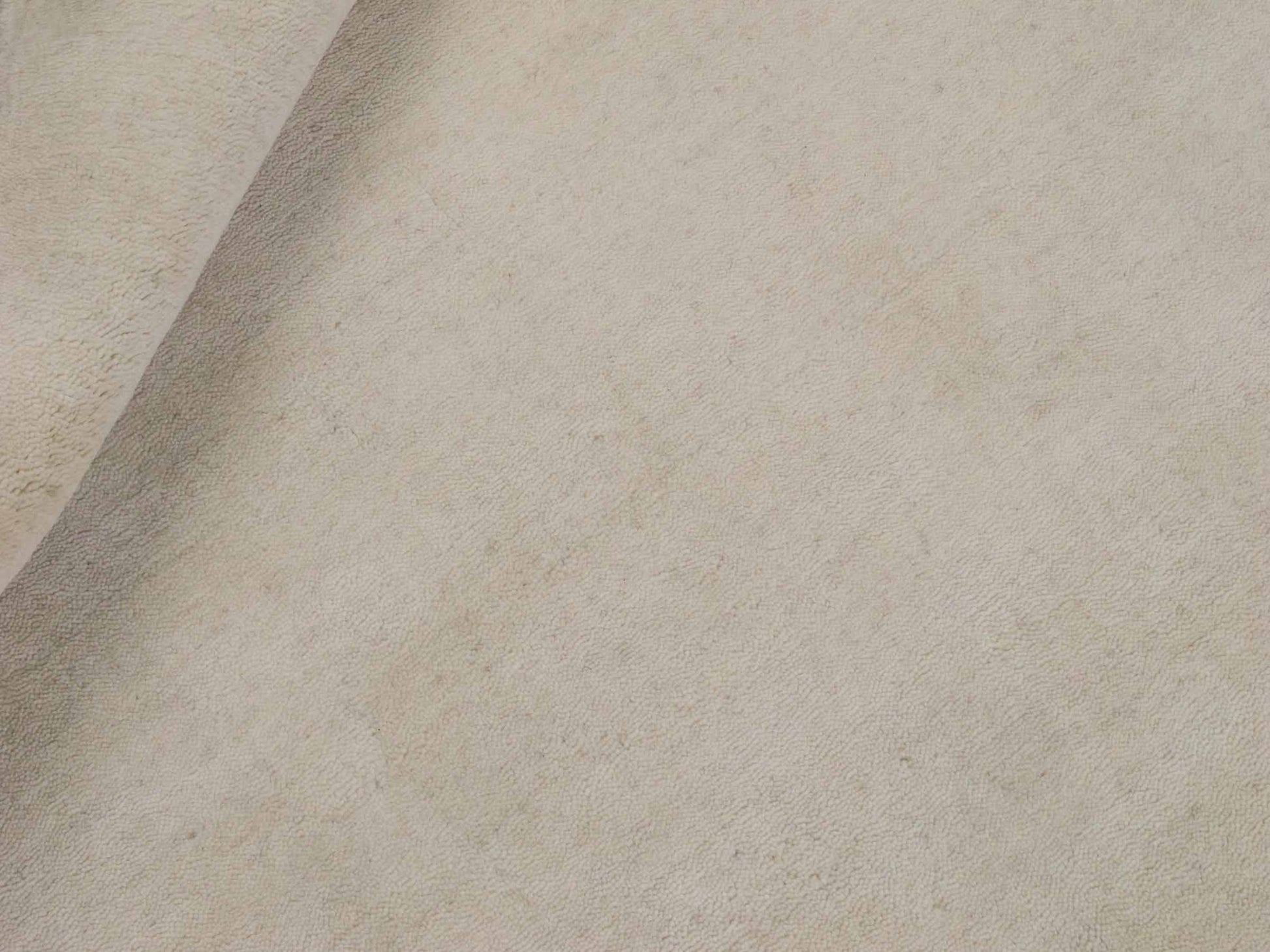 Moderner, Handloom Gabbeh Orientteppich von Khademi aus Wolle, cremeweiß. Einfarbiges Uni-Design. Produziert in Indien. Größe: 156x83cm. Teppichnummer: KB4-1562. Verkauf durch Jupiter Intl.