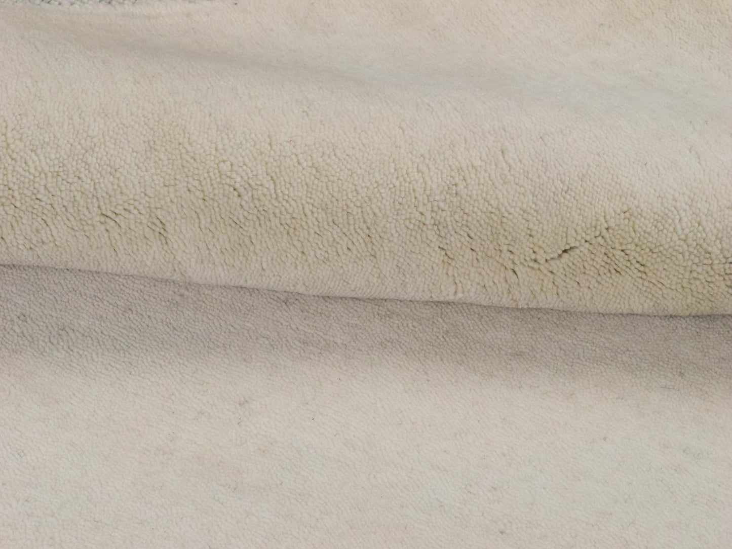 Moderner, Handloom Gabbeh Orientteppich von Khademi aus Wolle, cremeweiß. Einfarbiges Uni-Design. Produziert in Indien. Größe: 156x83cm. Teppichnummer: KB4-1562. Verkauf durch Jupiter Intl.