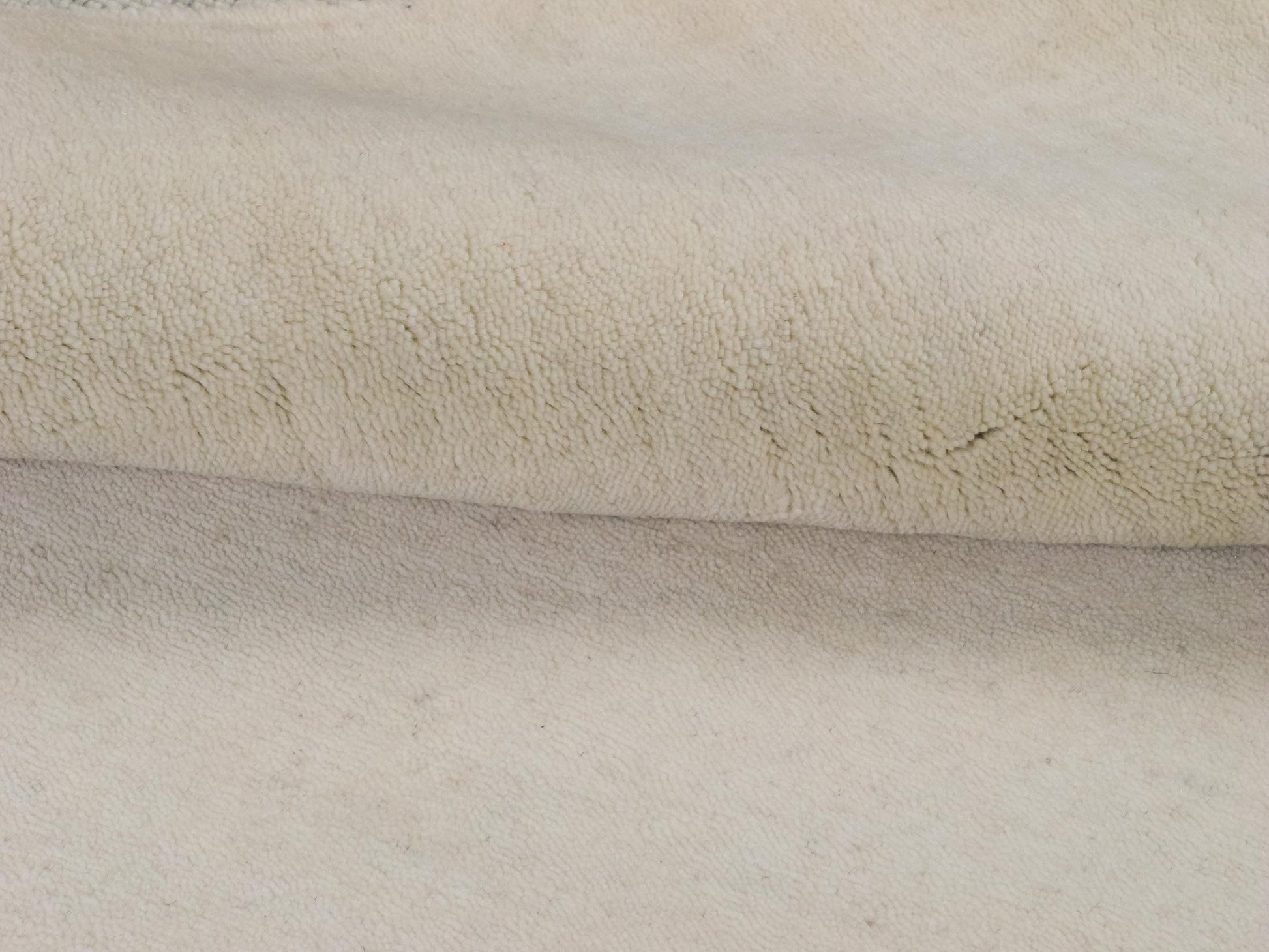 Moderner, Handloom Gabbeh Orientteppich von Khademi aus Wolle, cremeweiß. Einfarbiges Uni-Design. Produziert in Indien. Größe: 156x83cm. Teppichnummer: KB4-1562. Verkauf durch Jupiter Intl.