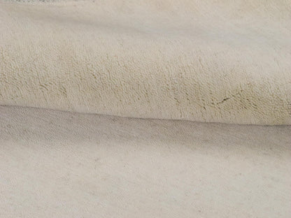 Moderner, Handloom Gabbeh Orientteppich von Khademi aus Wolle, cremeweiß. Einfarbiges Uni-Design. Produziert in Indien. Größe: 156x83cm. Teppichnummer: KB4-1562. Verkauf durch Jupiter Intl.