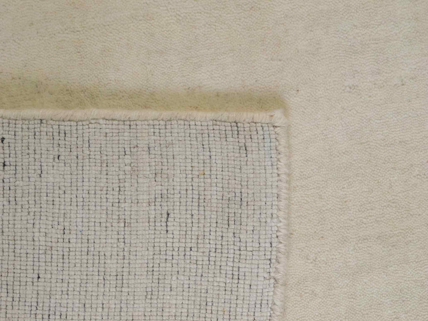 Moderner, Handloom Gabbeh Orientteppich von Khademi aus Wolle, cremeweiß. Einfarbiges Uni-Design. Produziert in Indien. Größe: 156x83cm. Teppichnummer: KB4-1562. Verkauf durch Jupiter Intl.