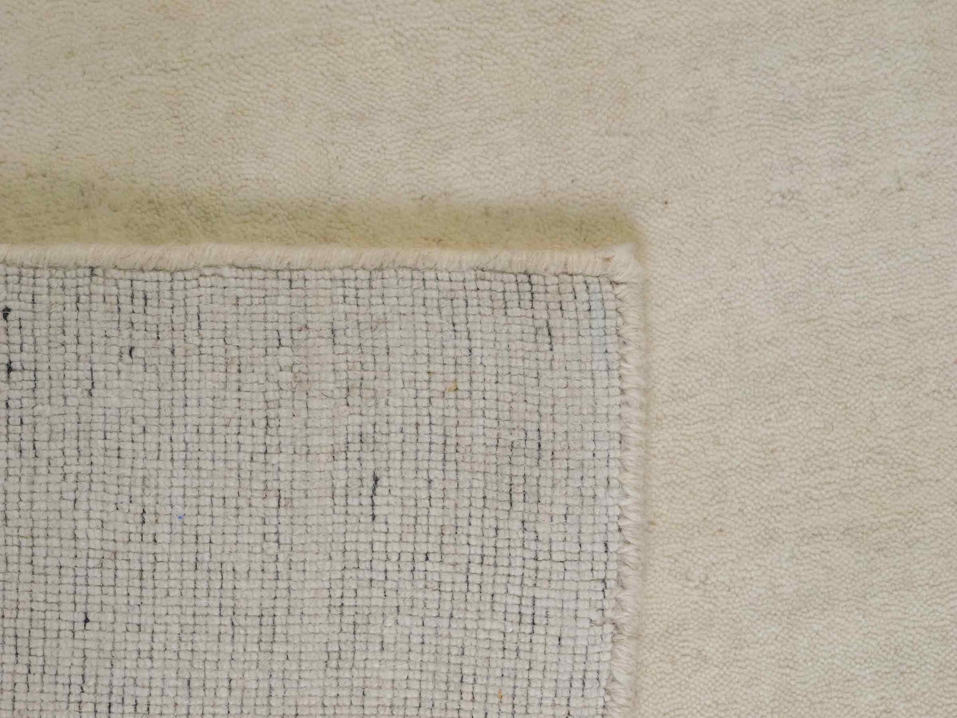 Moderner, Handloom Gabbeh Orientteppich von Khademi aus Wolle, cremeweiß. Einfarbiges Uni-Design. Produziert in Indien. Größe: 156x83cm. Teppichnummer: KB4-1562. Verkauf durch Jupiter Intl.