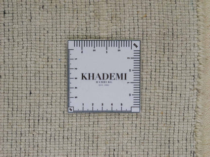 Moderner, Handloom Gabbeh Orientteppich von Khademi aus Wolle, cremeweiß. Einfarbiges Uni-Design. Produziert in Indien. Größe: 156x83cm. Teppichnummer: KB4-1562. Verkauf durch Jupiter Intl.